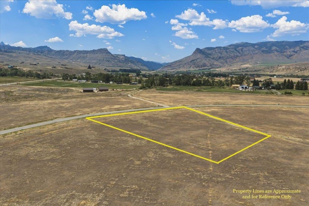 129 Stillwater Dr, Cody, WY 82414 photo 2