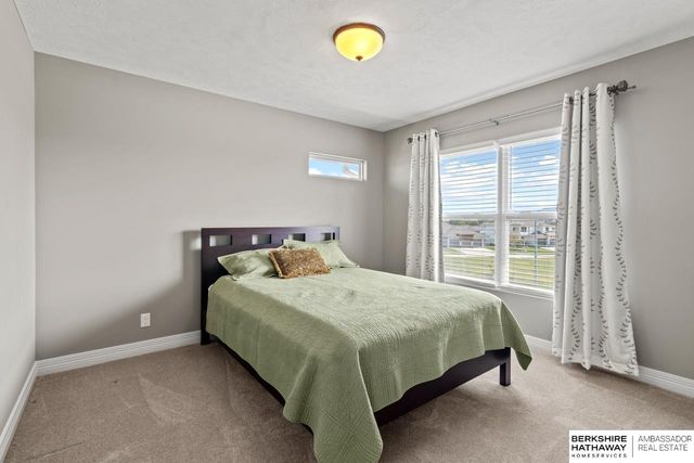 9964 S 105 Avenue, Papillion, NE 68046