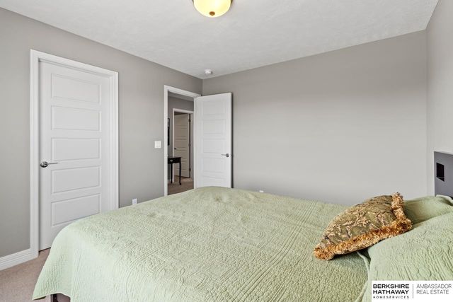 9964 S 105 Avenue, Papillion, NE 68046