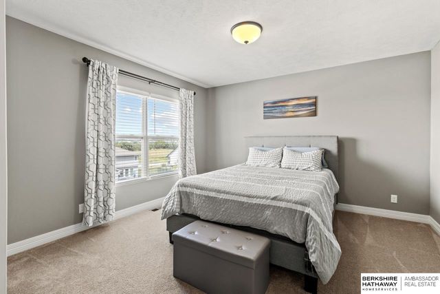 9964 S 105 Avenue, Papillion, NE 68046