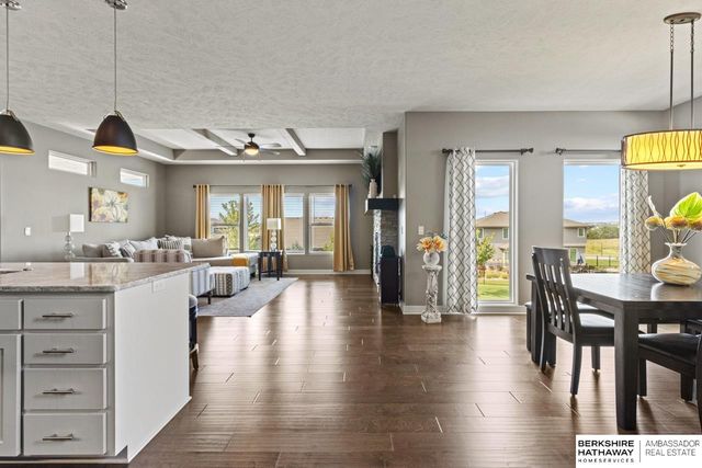 9964 S 105 Avenue, Papillion, NE 68046