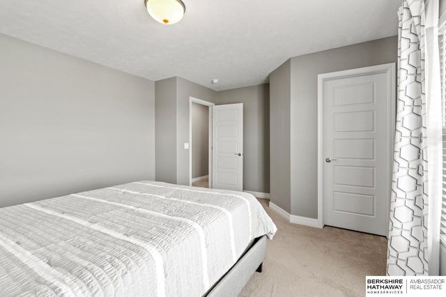 9964 S 105 Avenue, Papillion, NE 68046