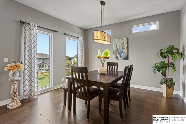 9964 S 105 Avenue, Papillion, NE 68046