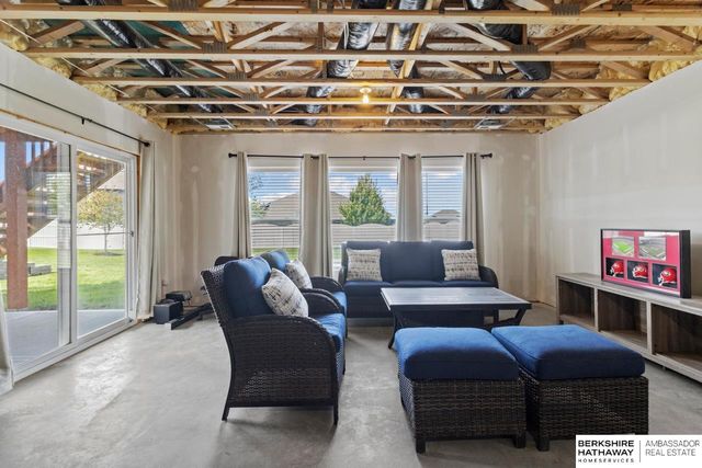 9964 S 105 Avenue, Papillion, NE 68046