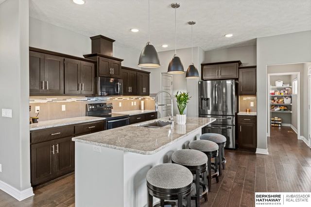 9964 S 105 Avenue, Papillion, NE 68046