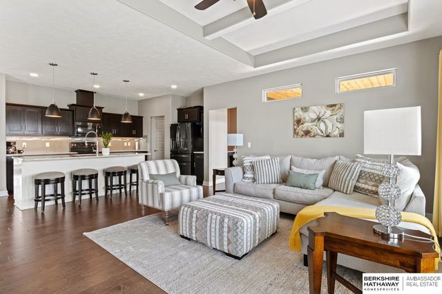 9964 S 105 Avenue, Papillion, NE 68046