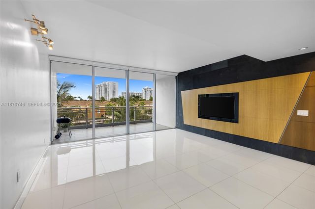 2950 NE 188th St 302, Aventura, FL 33180