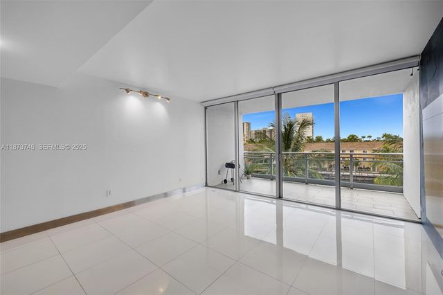 2950 NE 188th St 302, Aventura, FL 33180