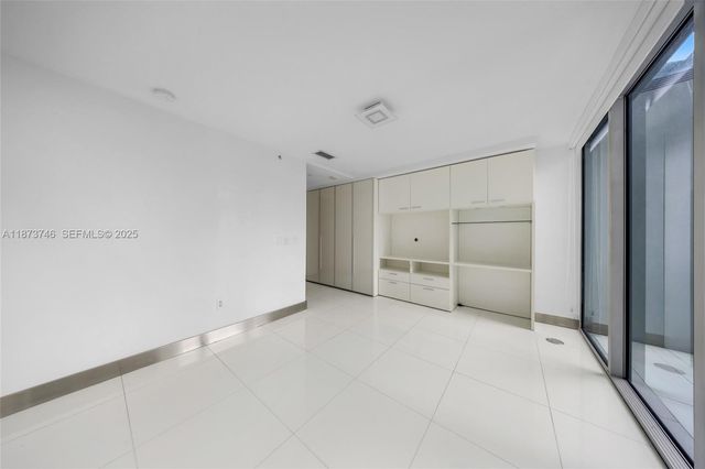 2950 NE 188th St 302, Aventura, FL 33180