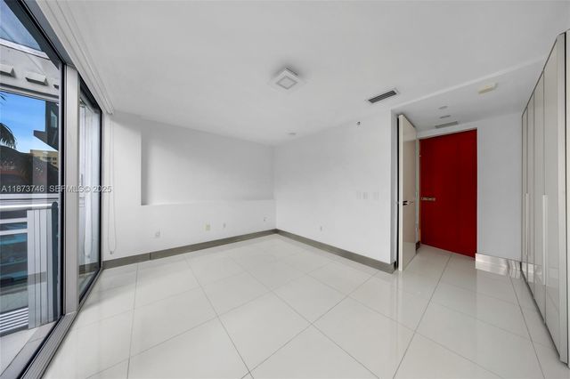 2950 NE 188th St 302, Aventura, FL 33180