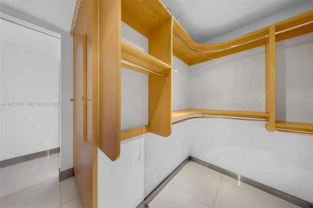 2950 NE 188th St 302, Aventura, FL 33180