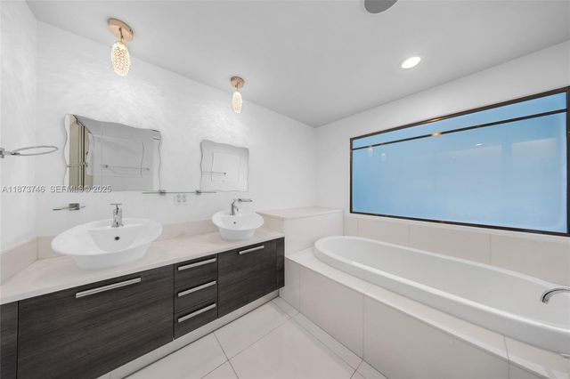 2950 NE 188th St 302, Aventura, FL 33180