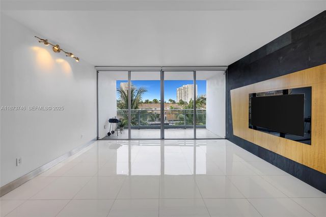 2950 NE 188th St 302, Aventura, FL 33180