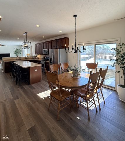 6883 Roundrock Court, Avon, IN 46123