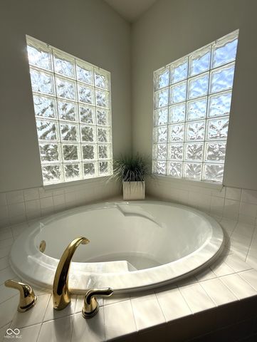 6883 Roundrock Court, Avon, IN 46123