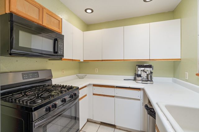 3913 Los Milagros Avenue, Santa Fe, NM 87507