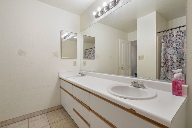 3913 Los Milagros Avenue, Santa Fe, NM 87507