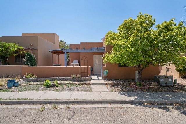 3913 Los Milagros Avenue, Santa Fe, NM 87507
