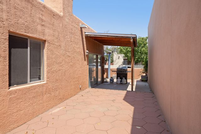 3913 Los Milagros Avenue, Santa Fe, NM 87507