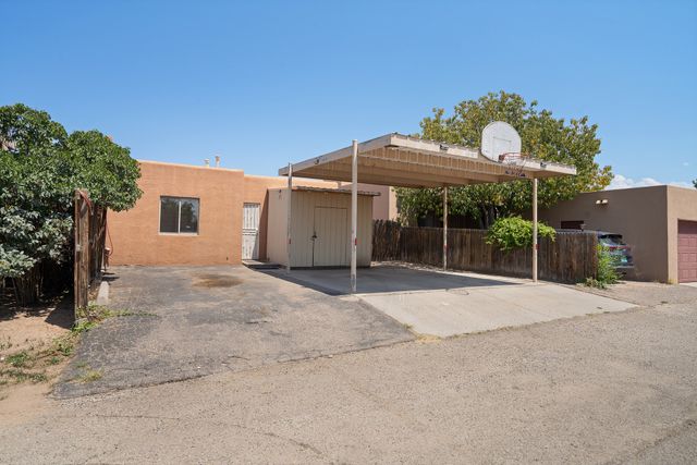 3913 Los Milagros Avenue, Santa Fe, NM 87507
