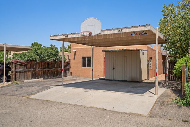 3913 Los Milagros Avenue, Santa Fe, NM 87507