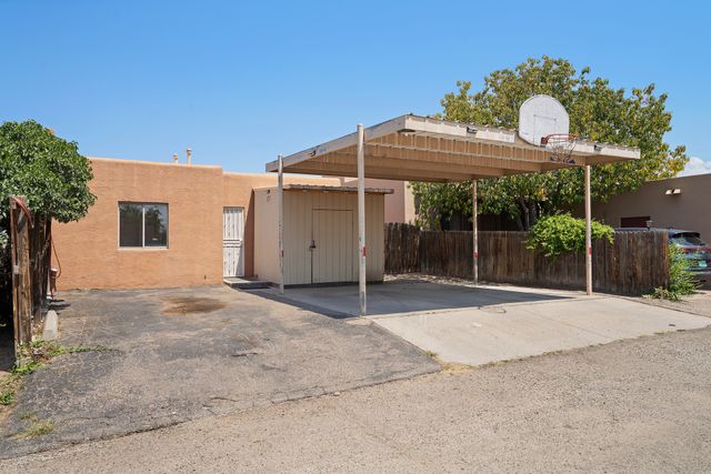 3913 Los Milagros Avenue, Santa Fe, NM 87507