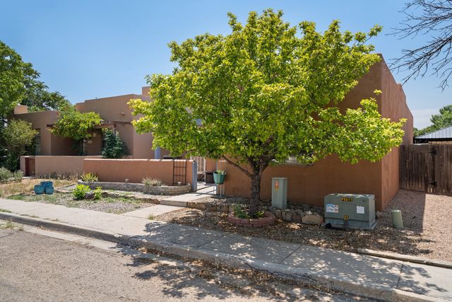 3913 Los Milagros Avenue, Santa Fe, NM 87507