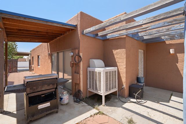 3913 Los Milagros Avenue, Santa Fe, NM 87507