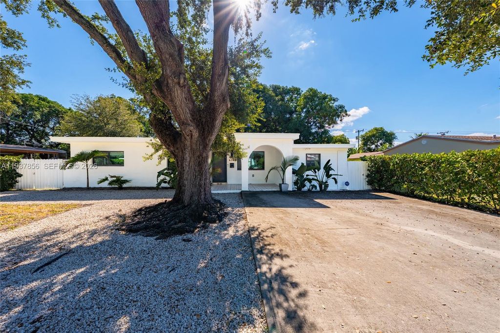 638 NE 141st St, North Miami, FL 33161