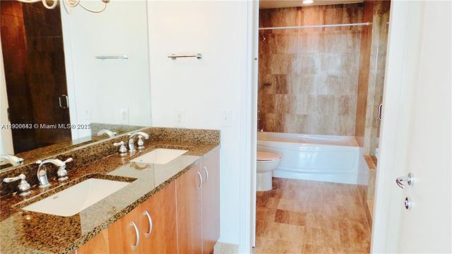 300 S Biscayne Blvd T-1814, Miami, FL 33131