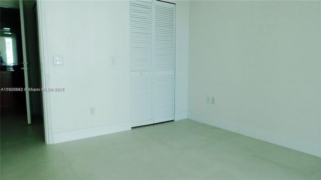 300 S Biscayne Blvd T-1814, Miami, FL 33131