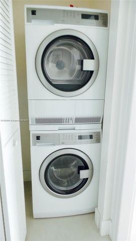 300 S Biscayne Blvd T-1814, Miami, FL 33131