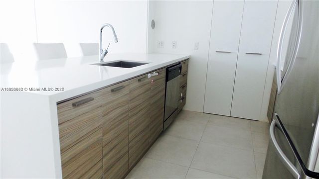 300 S Biscayne Blvd T-1814, Miami, FL 33131