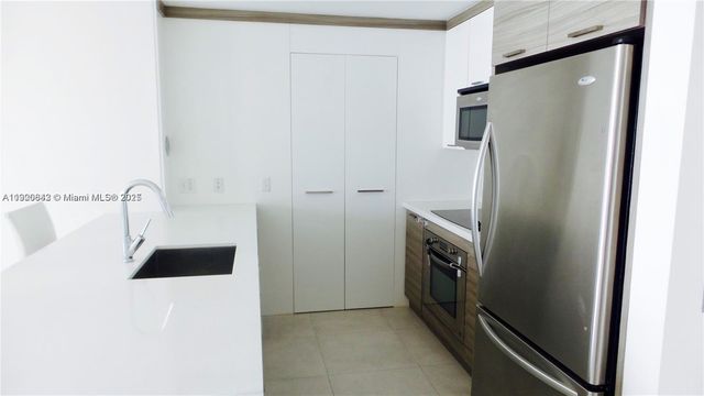 300 S Biscayne Blvd T-1814, Miami, FL 33131