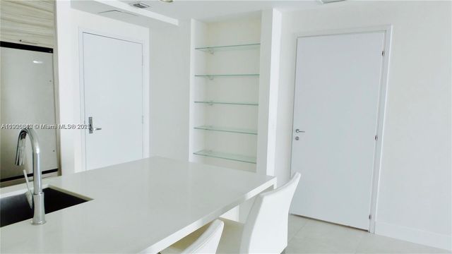 300 S Biscayne Blvd T-1814, Miami, FL 33131