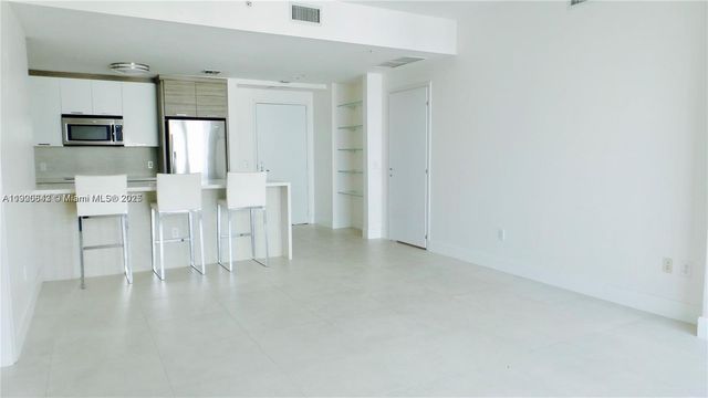 300 S Biscayne Blvd T-1814, Miami, FL 33131