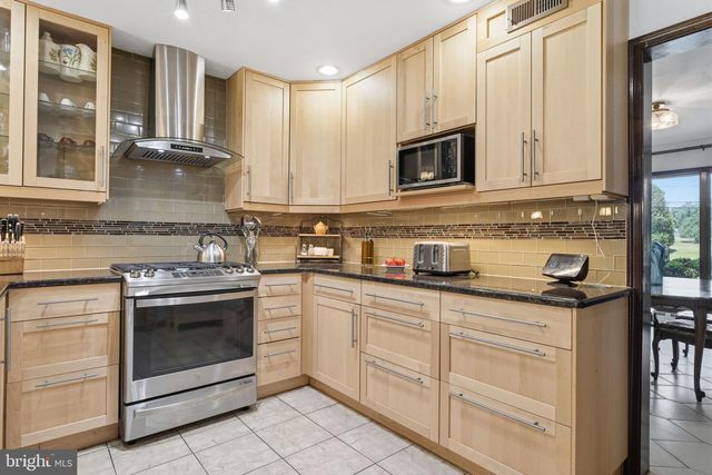 560 LOWER HOLLAND RD, Southampton, PA 18966
