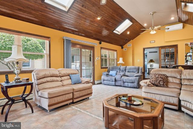 560 LOWER HOLLAND RD, Southampton, PA 18966