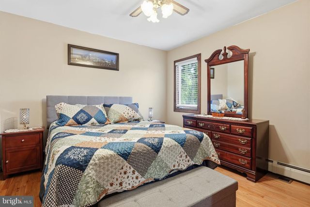 560 LOWER HOLLAND RD, Southampton, PA 18966