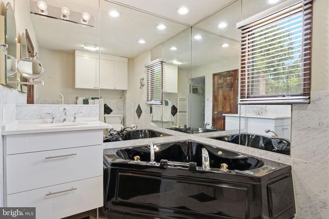 560 LOWER HOLLAND RD, Southampton, PA 18966