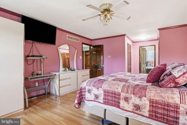 560 LOWER HOLLAND RD, Southampton, PA 18966