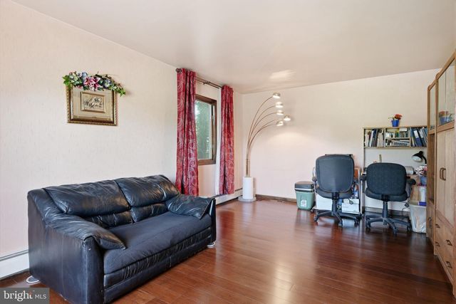 560 LOWER HOLLAND RD, Southampton, PA 18966