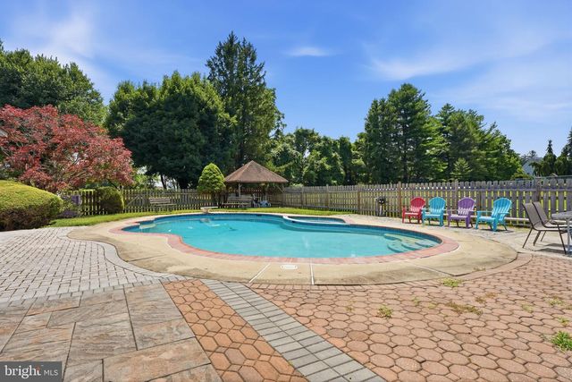 560 LOWER HOLLAND RD, Southampton, PA 18966