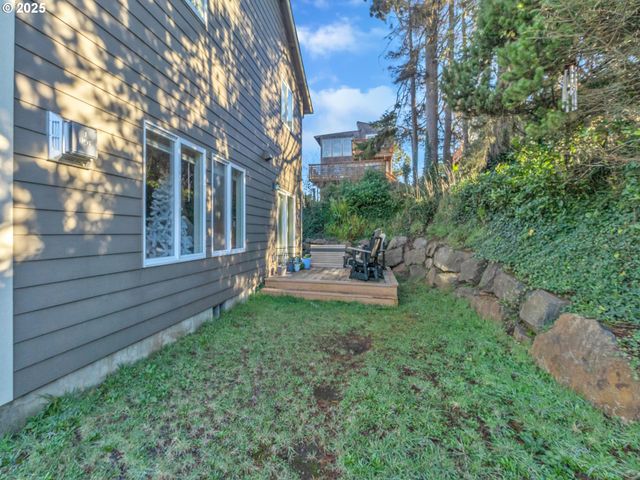 1752 Ne 20TH St, Lincoln City, OR 97367