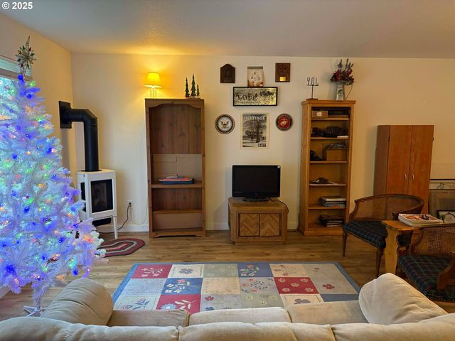 1752 Ne 20TH St, Lincoln City, OR 97367