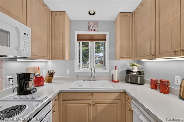 923 Sarena Avenue, Waterford, MI 48327