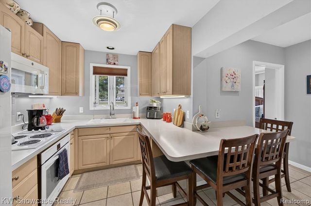 923 Sarena Avenue, Waterford, MI 48327