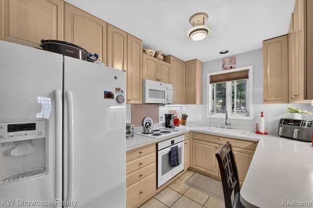923 Sarena Avenue, Waterford, MI 48327