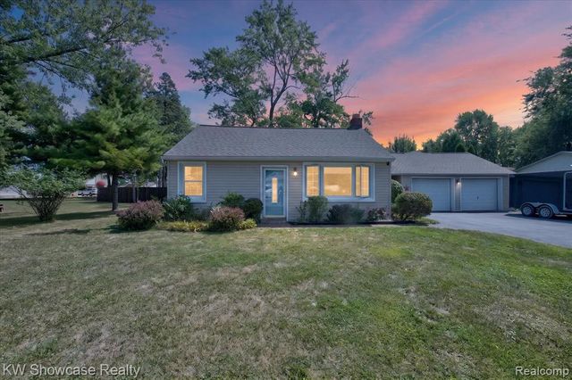 923 Sarena Avenue, Waterford, MI 48327