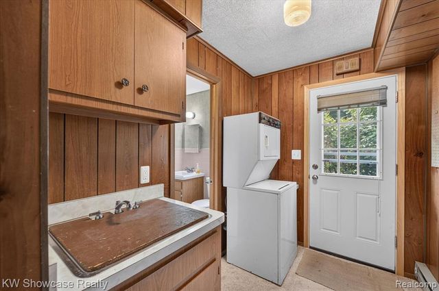 923 Sarena Avenue, Waterford, MI 48327
